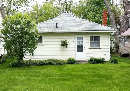 Charming vacation cottage since 1930 with a spectacular view of Lake Erie - Hot Tub