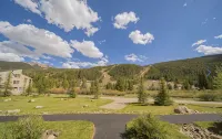 Keystone Ski area, Epic mountains views, Ground floor condo, short walk to lift