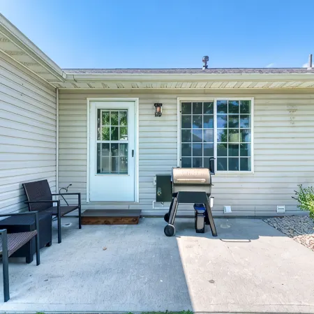 Modern 3Br w/ Mountain Views • Sleeps 8 • 2 Car Garage Plus Extra Parking