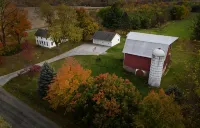Rustic Country farmhouse on 2 acres close to several lakes. - Homestays