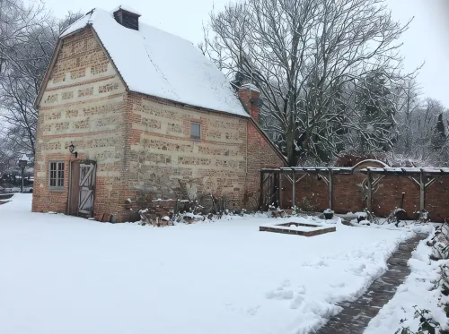 The Dovecote, Historic Cottage in a Peaceful Garden - Pools