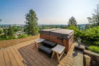 Large luxury home!  Views!  Hot tub!  Game room!  EV charger! Pool table! Grill! - Bathtub