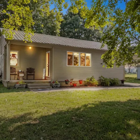 Cozy Farmhouse near Mammoth Cave on 45+ acre animal farm