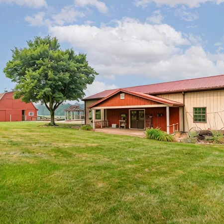 Amazing views, hot tub/outdoor fireplace, countryside, farm with calves & goats.