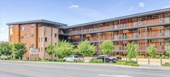 Deluxe View 2 Bedroom Chelan View Condo w/Extra Parking Hotels in Chelan