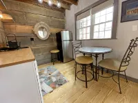 Cozy 2BR with Rustic Decor Near Downtown