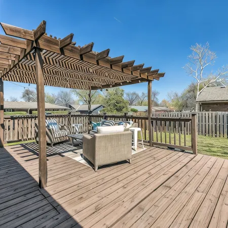Golden Era Retreat-3 Miles to Expo-Fully-Fenced-Pet Friendly