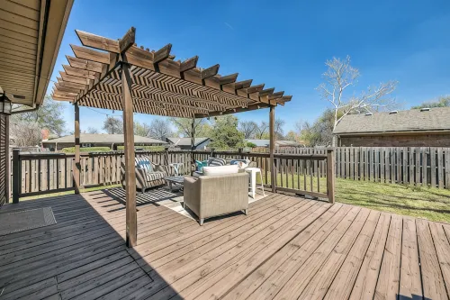 Golden Era Retreat-3 Miles to Expo-Fully-Fenced-Pet Friendly