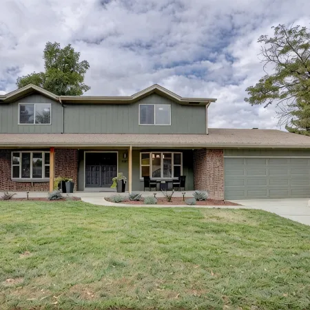 Modern 5 BR - Large Yard + BBQ + Kid's Playhouse + Game Room + Great WiFi