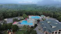 Winter Wonderland Chalet WArcades, Pool Table, Fire Pit, Lake, Pools & Ski Lifts - Swimmingpools