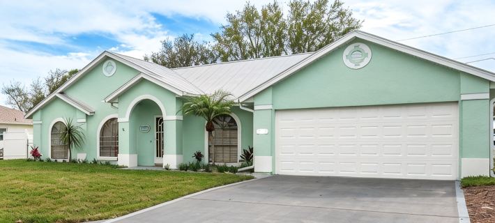 🍹🌞 Coastal Getaway! Heated Pool, Private Patio, Fenced Yard, 5 miles to Beach! Hotels in Sebastian