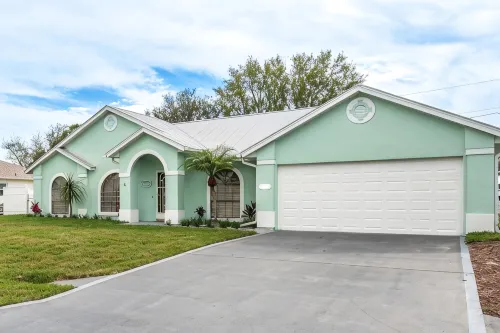 🍹🌞 Coastal Getaway! Heated Pool, Private Patio, Fenced Yard, 5 miles to Beach! - Wi-Fi
