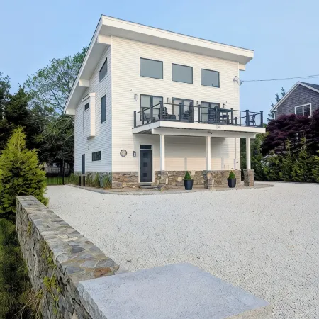 Modern Beach House Serenity