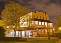 Royal Hotel, Bar & Grill Hotels in 