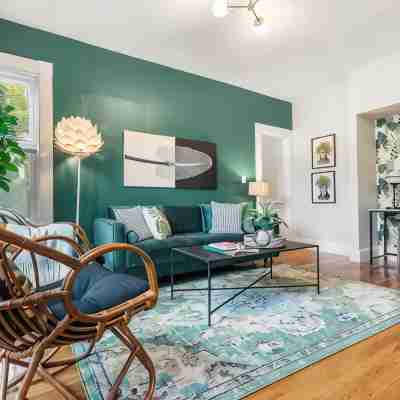 Garden Getaway 2BR Minutes to Salem, Beach, and train to Boston! Others
