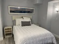 Brand new! Lots of light! Private unit separate driveway and entrance. - 방갈로