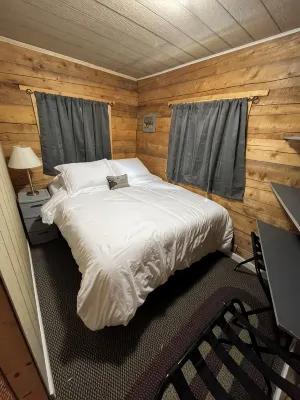 Charming 1-bedroom cabin in welcoming Houston with WiFi