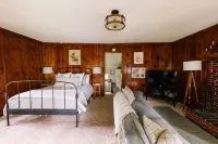 Historic 19th Century Cabin in Greenville - Hytter
