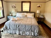 Charming 3-bedroom farmhouse with AC, WiFi in quaint Austinburg