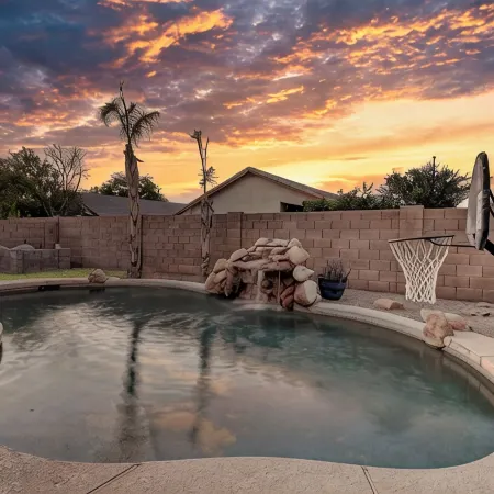 Gilbert Ranch Retreat & Non Heated Pool. Walk to Shops and Restaurants.