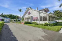 Two Blocks to the Gulf, Boutique Shopping, Arts and Dining in Old Naples. - Condos