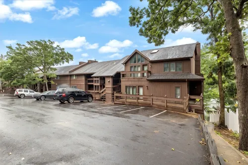 Spacious Pet-friendly Lakeview Condo w/ Boat Slip & Pools - Alojamientos