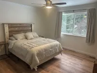 Private, luxury, 4-bedroom home minutes from downtown Bigfork - Homestays