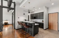 Modern Luxury West Des Moines Condo - Balkon