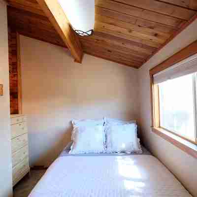 Mt Shasta's Stargazer Cabin Rooms