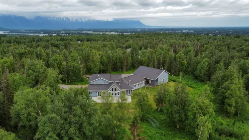 Mountain-View Retreat: Pond, Kayaks, Fire Pit, Hot Tub – Palmer, Alaska