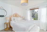 Charming Spanish Bungalow, 2 blocks from the water! - ห้องครัว
