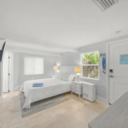 Steps From Siesta Key Beach! 1BR w/ Heated Pool