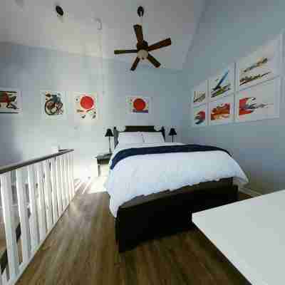 Artistic Hillside Loft Rooms