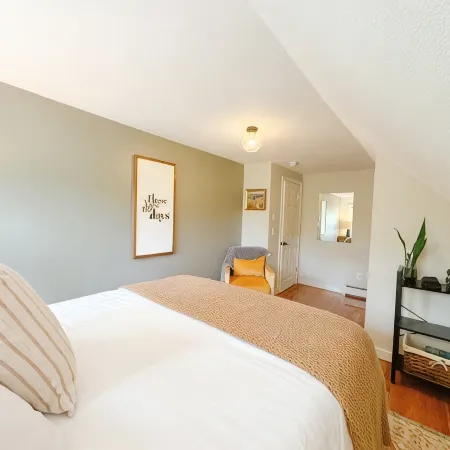 Meredith Town & Trail Cottage - Walkable to Water/Downtown, Dogs ok!