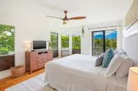 The Palm Treehouse: Serene retreat with simultaneous mountain and ocean views - 3-Star