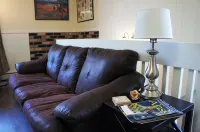 Private Cozy Alaskan Hideaway- 5 mins from lakes