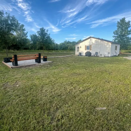 Charming 1-bedroom cottage with WiFi and AC near Monkey Island and Grand Lake