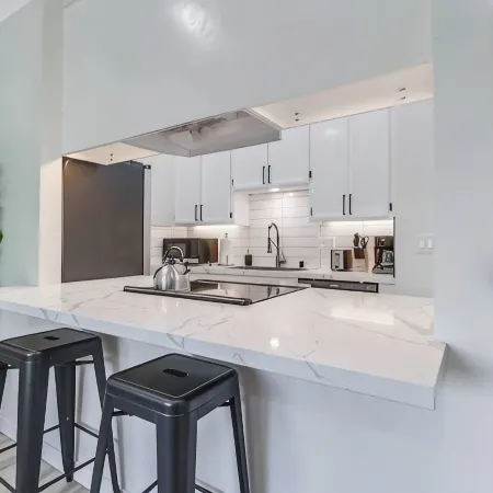 Modern Apartment Near It All !