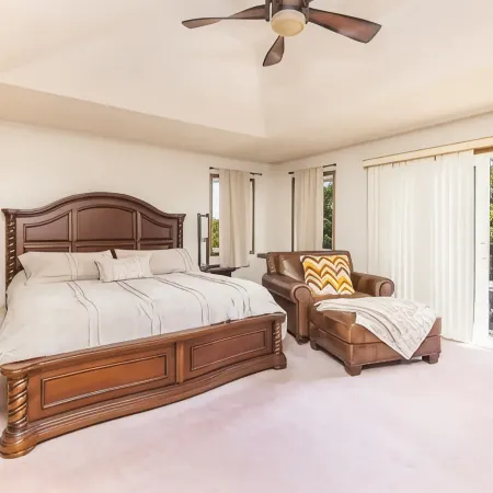 Home w/Hot Tub -Spacious, Quiet Neighborhood Near des Moines, IA.