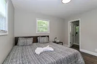 Lake Tillery Area, 4-bedroom house in charming Norwood with WiFi, Deck and AC