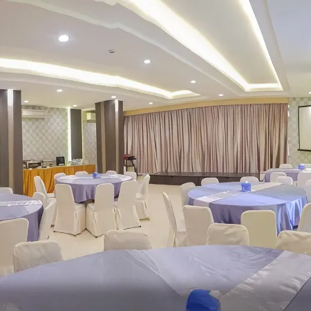 G-Hotel Pontianak Отели рядом с достопримечательностью «Мечеть Jami At»