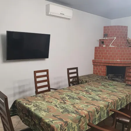 Na Novo-Revolyutsionnoy Guest House