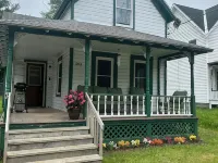 The Guides House • Cozy Main St Stay with Porch Views Hoteles en Webb