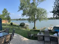 Lakefront Retreat Sleeps 12, Hot Tub, Boats, 1GIG Fibre, Pets, Wilmot Ski - 3 星級