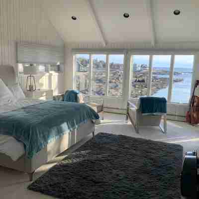 Ocean front, quiet remote area minutes from Downtown York and Ogunquit Rooms