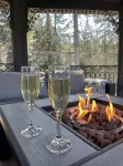 Comfort Elevated • Hot Tub • King Suite • Direct Trail Access • in Town • WiFi - Homestays