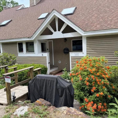 Modern Rustic townhouse close to everything NH! Work and play year round.