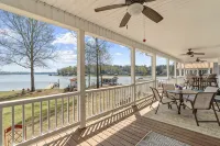 Sleeps 7, Firepit, 2 Kayaks, Big Water + More! - 3 tähden