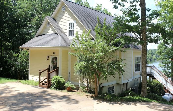 Hannah's Hideaway-3 Miles To Stores, Restaurants, Sleeps 16, No Steps To water!
