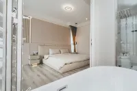 Luxurious President Family Suite Mosaic Midvalley - Condos